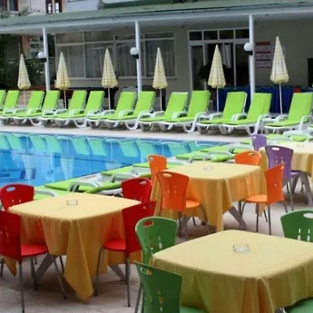 Solis Beach 酒店 *